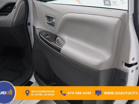 Used 2018 Toyota Sienna XLE w/ XLE Navigation Package FWD image 18