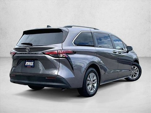 Used 2022 Toyota Sienna XLE FWD image 2