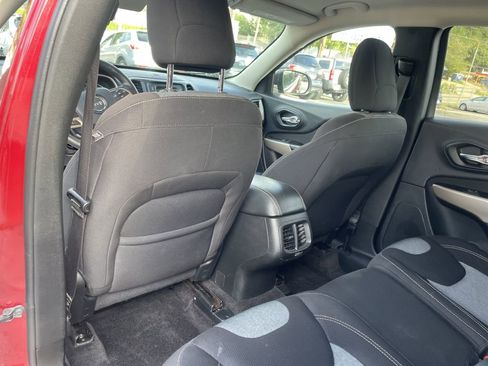 Used 2017 Jeep Cherokee Sport image 14