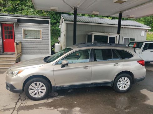 Used 2017 Subaru Outback 2.5i Premium AWD/4WD image 3