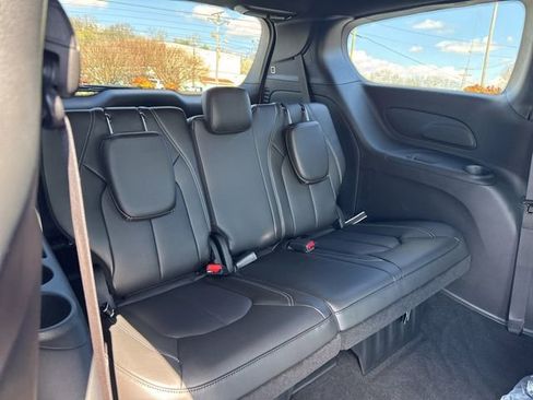 New 2026 Chrysler Pacifica Select image 11