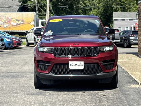 Used 2023 Jeep Grand Cherokee Altitude AWD/4WD image 8