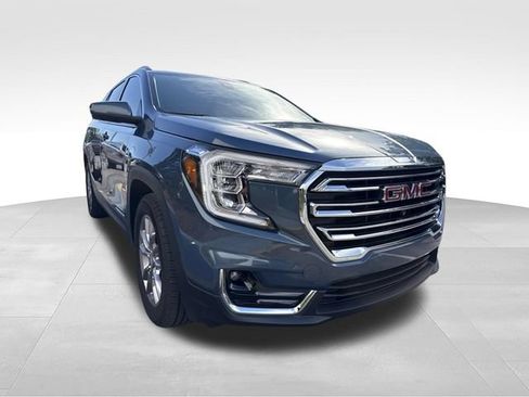 Used 2024 GMC Terrain SLT w/ Infotainment Package II FWD image 3