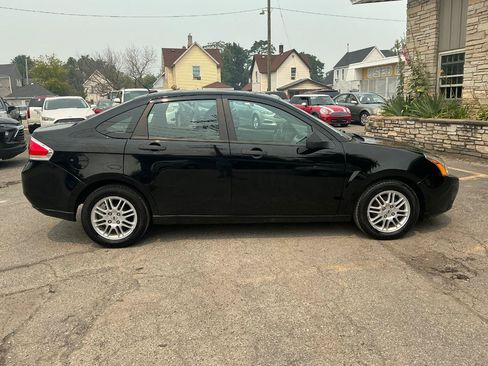 Used 2010 Ford Focus SE FWD image 2
