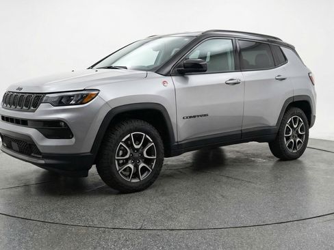 Used 2025 Jeep Compass Trailhawk image 3