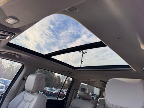 Used 2023 Jeep Wagoneer 4WD w/ Premium Group I image 12