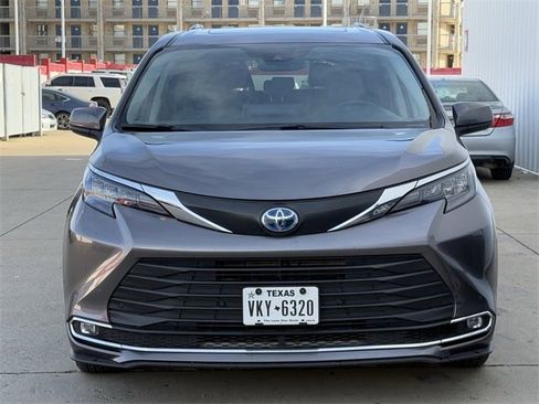 Used 2024 Toyota Sienna XLE image 7