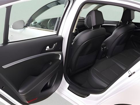 Used 2023 Genesis G70 2.0T image 12