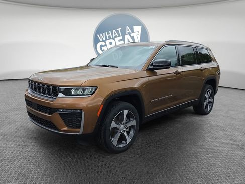 New 2026 Jeep Grand Cherokee L Limited w/ Luxury Tech Group II AWD/4WD image 8
