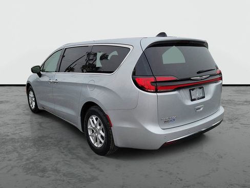 Used 2023 Chrysler Pacifica Touring-L FWD image 3