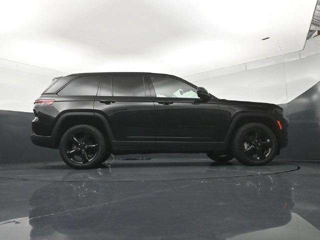 Used 2023 Jeep Grand Cherokee Limited w/ Black Appearance Package AWD/4WD image 24