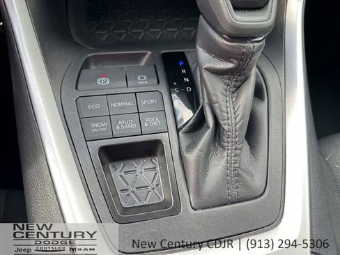 Used 2025 Toyota RAV4 XLE AWD/4WD image 23