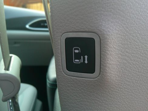 Used 2017 Chrysler Pacifica Touring Plus FWD image 25