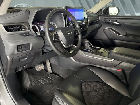 Used 2024 Toyota Highlander XLE image 10