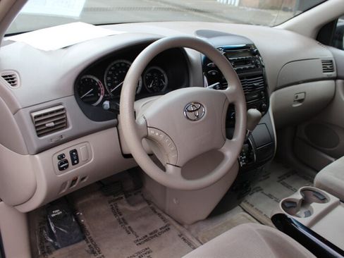 Used 2004 Toyota Sienna LE w/ LE Pkg 7 FWD image 9