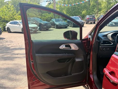 Used 2018 Chrysler Pacifica Touring-L w/ Advanced Safetytec Group FWD image 20