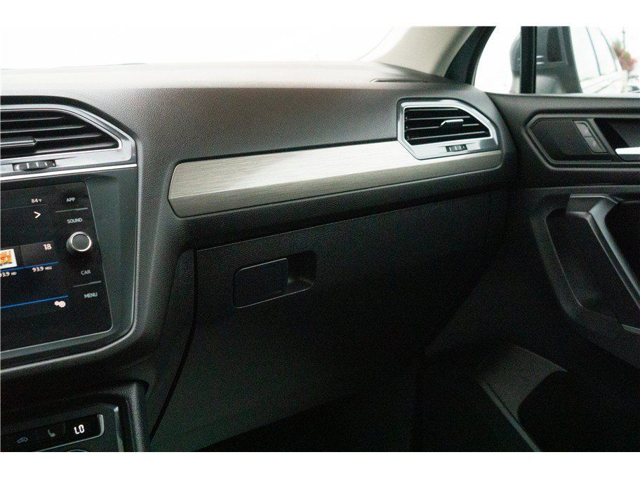 Used 2020 Volkswagen Tiguan SE w/ Panoramic Sunroof Package FWD image 21