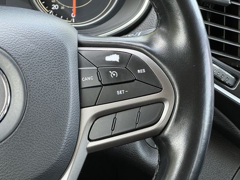 Used 2021 Jeep Cherokee Latitude Plus w/ Sun & Sound Group FWD image 12
