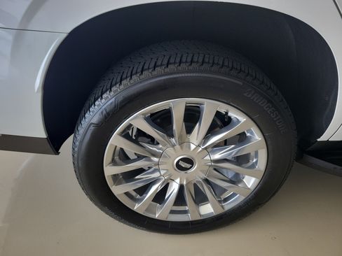 Used 2023 Cadillac Escalade Premium Luxury RWD image 9