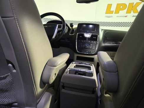 Used 2015 Chrysler Town & Country Touring image 20