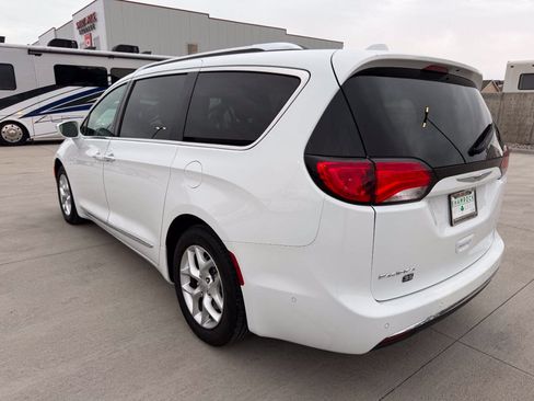 Used 2020 Chrysler Pacifica Touring-L FWD image 5