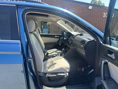 Used 2018 Volkswagen Tiguan SE w/ Panoramic Sunroof Package image 19