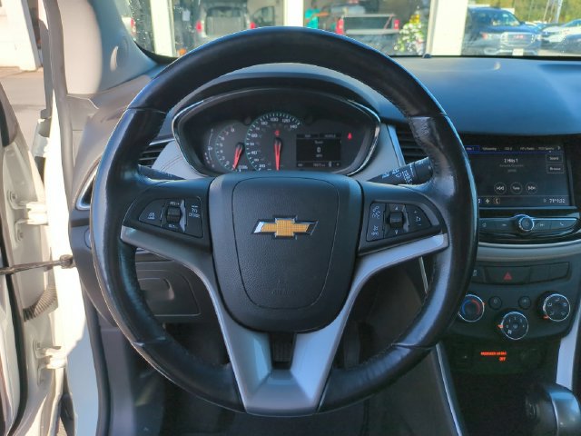 Used 2022 Chevrolet Trax LT w/ LT Convenience Package AWD/4WD image 9