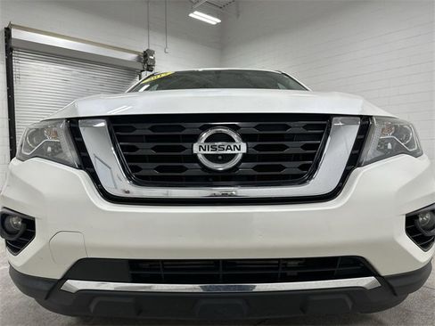 Used 2017 Nissan Pathfinder Platinum image 10