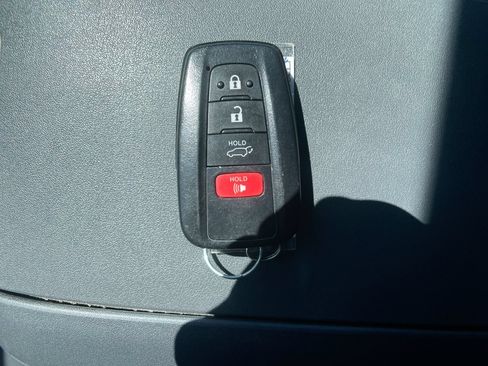 Used 2021 Toyota Highlander XLE AWD/4WD image 32