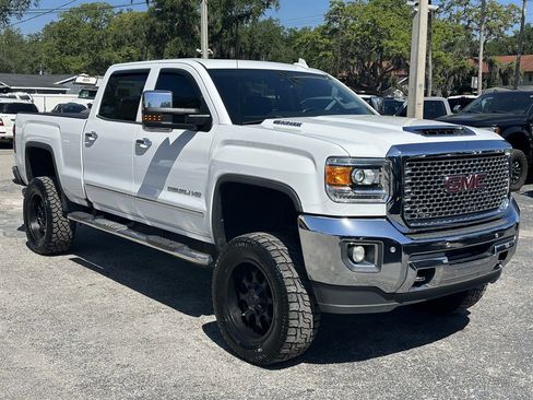 Used 2017 GMC Sierra 2500 Denali w/ Duramax Plus Package AWD/4WD image 19