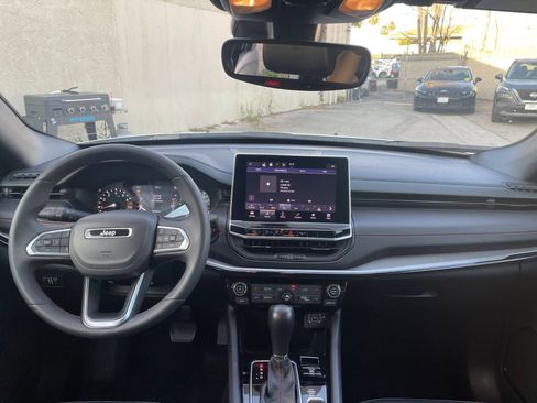 Used 2025 Jeep Compass Trailhawk image 32