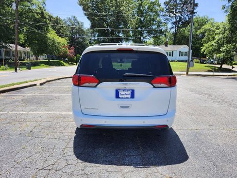 Used 2017 Chrysler Pacifica Touring-L FWD image 17