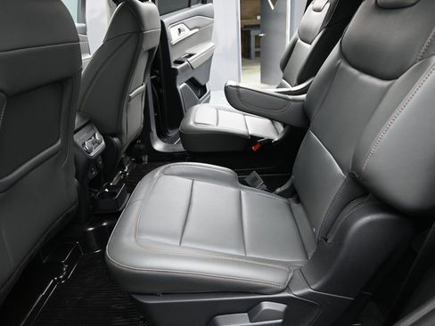 Used 2025 Ford Explorer Active w/ Active Comfort Package RWD image 27