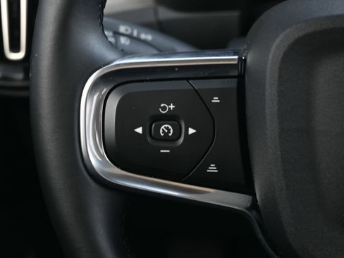 Used 2025 Volvo XC40 B5 Core image 29