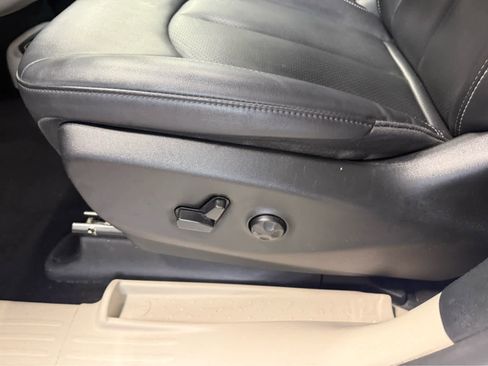 Used 2024 Chrysler Pacifica Touring-L image 8