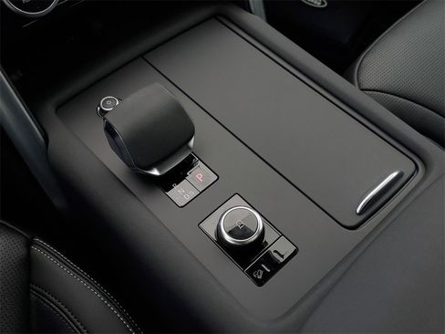 New 2025 Land Rover Discovery Dynamic SE image 28