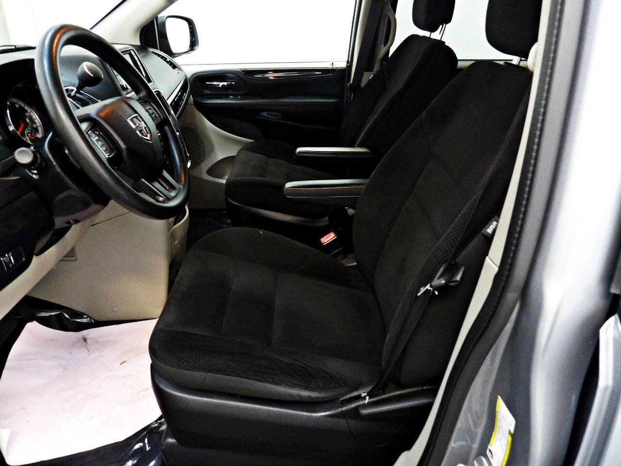 Used 2019 Dodge Grand Caravan SE w/ UConnect Hands-Free Group FWD image 8