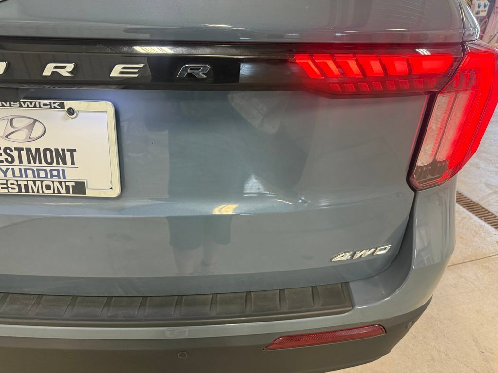Used 2025 Ford Explorer Active AWD/4WD image 18