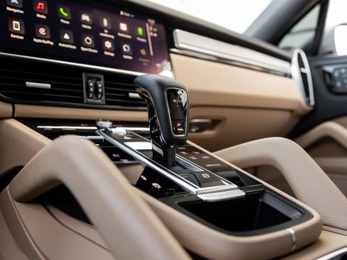 Used 2023 Porsche Cayenne Platinum Edition image 27