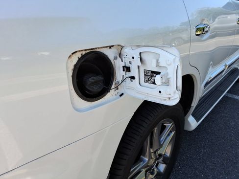 Used 2013 Lexus LX 570 4WD w/ Luxury Pkg image 13