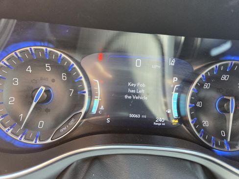 Used 2025 Chrysler Pacifica Limited FWD image 6