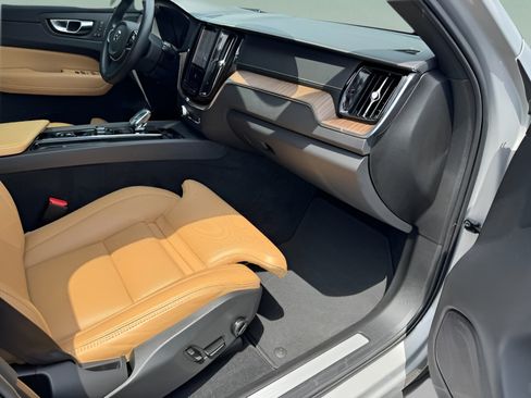 Used 2022 Volvo XC60 B5 Inscription FWD image 16