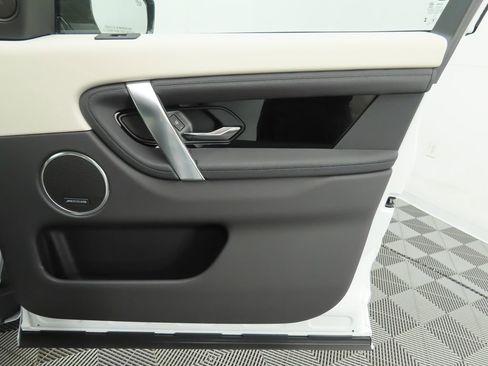 Used 2025 Land Rover Discovery Sport S image 25