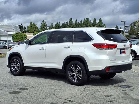 Used 2019 Toyota Highlander LE w/ Carpet Mat Package (TMS) image 2