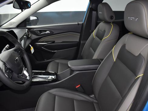 Used 2025 Chevrolet Trax ACTIV w/ Sunroof Package FWD image 13