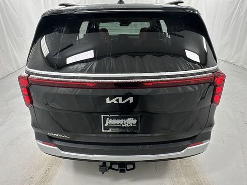 New 2026 Kia Carnival EX FWD image 4