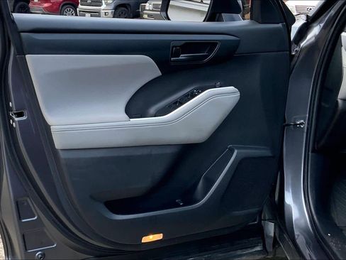 Used 2024 Toyota Highlander LE image 21