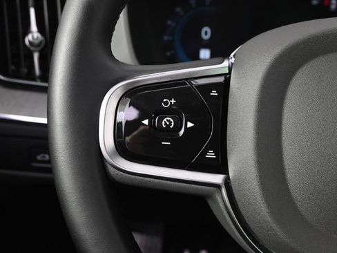 Used 2025 Volvo XC60 B5 Plus image 31