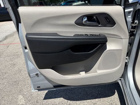 Used 2023 Chrysler Pacifica Touring-L FWD image 10