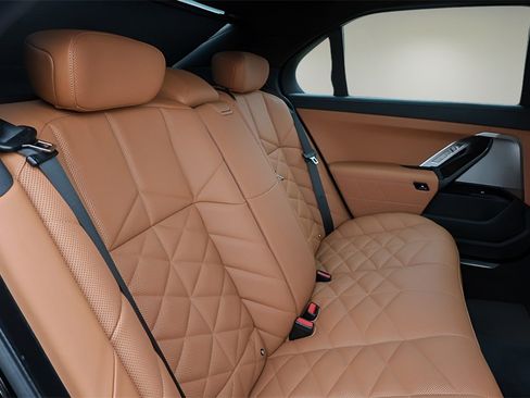 Used 2025 BMW 740i 740i w/ Premium Package image 22